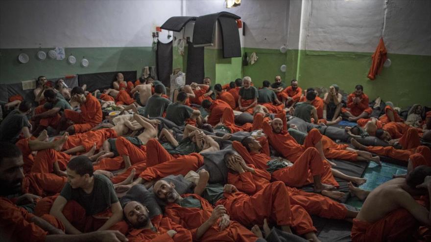Terroristas detenidos del grupo terrorista Daesh en una prisión en la ciudad de Al-Hasaka, 26 de octubre de 2019. (Foto: AFP)