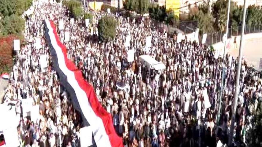 Masiva marcha de yemeníes contra crímenes de Arabia Saudí y EEUU | HISPANTV