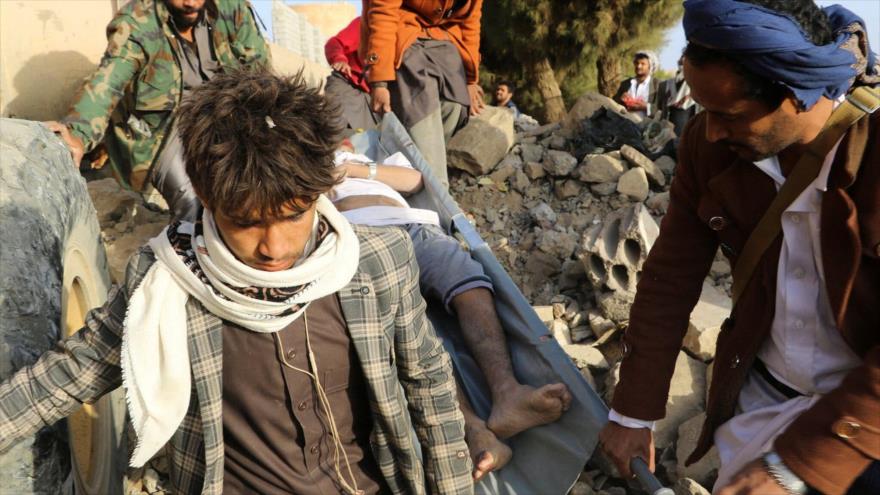 Trasladan a un hombre herido por ataques saudíes contra un centro de detención en Saada, Yemen, 21 de enero de 2022. (Foto: Reuters)