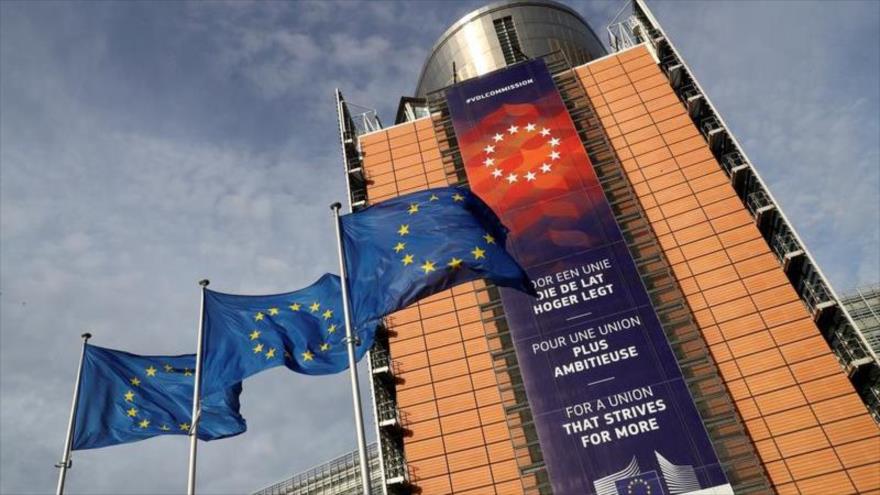 Banderas de la UE frente a la sede de la Comisión Europea en Bruselas, Bélgica, 2 de octubre de 2019. (Foto: Reuters)