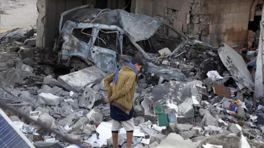Un hombre yemení inspecciona daños de ataques aéreos de la coalición liderada por Arabia Saudí en Saná, 18 de enero de 2022.