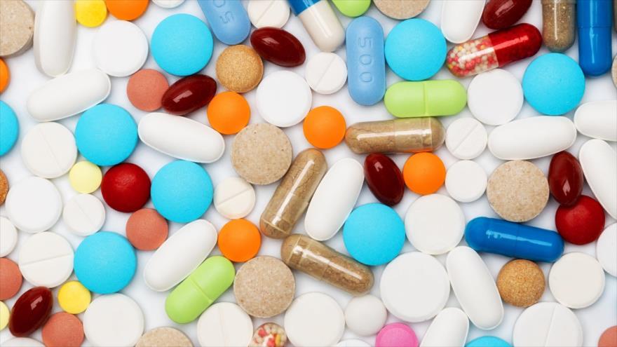 Una ilustración de tabletas y cápsulas farmacéuticas.
