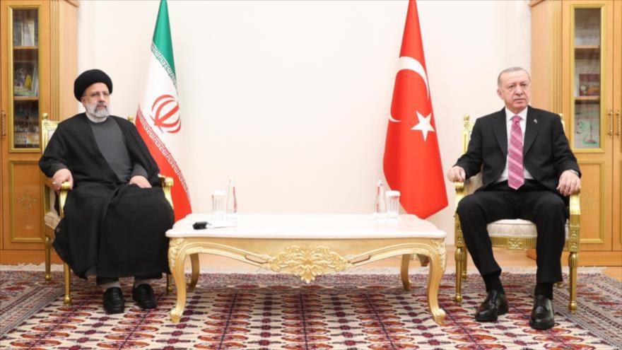 El presidente de Irán, Seyed Ebrahim Raisi, (izq.) reunido con su par turco, Recep Tayyip Erdogan, Turkmenistán, 28 de noviembre de 2021. (Foto: president.ir)