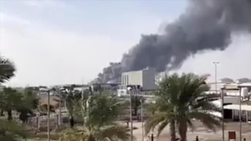 Captura de pantalla de un vídeo en el que se ve un incendio provocado por un presunto ataque de un dron Houthi en Abu Dabi.