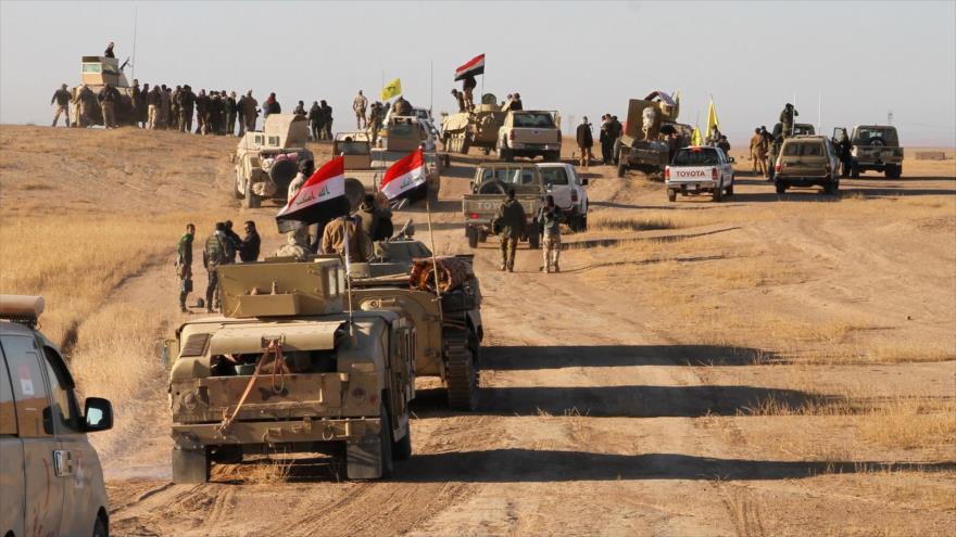 Vehículos blindados del Ejército y las fuerzas populares de Irak participan en una operación antiterrorista.