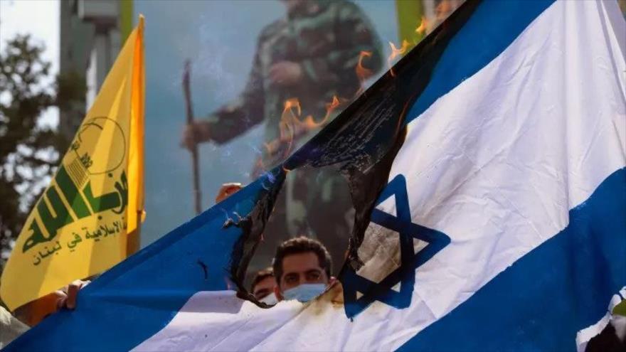 Iraníes queman una bandera israelí durante una manifestación en Día Mundial de Al-Quds, en Teherán, capital, 7 de mayo de 2021.