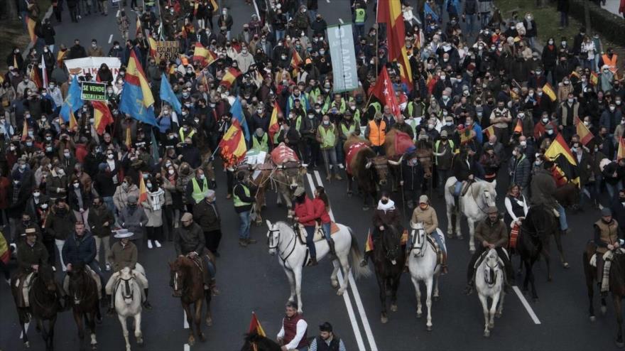 Miles de madrileños protestan ante leyes que afectan al mundo rural