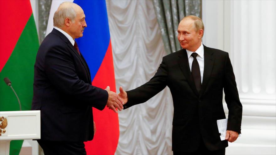 El presidente bielorruso, Alexander Lukashenko (izda.), y su par ruso, Vladímir Putin.