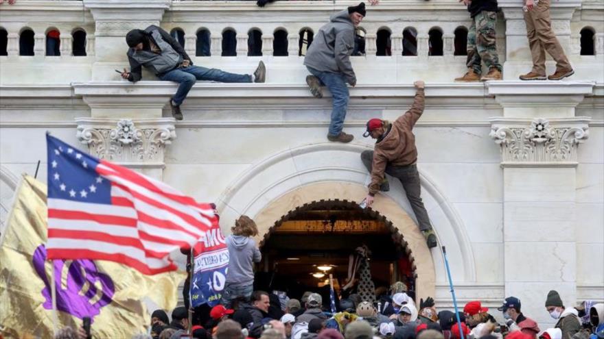 Partidarios del entonces presidente de EE.UU., Donald Trump, atacan al edificio del Capitolio, Washington, EE.UU., 6 de enero de 2021. (Foto: Reuters)