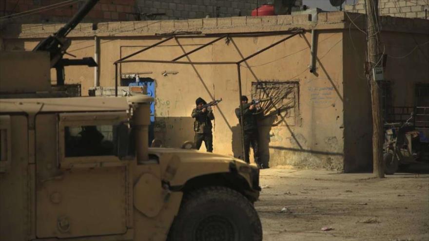 Milicias de las FDS, apoyadas por EE.UU., toman posición en un callejón cerca de la prisión en Al-Hasaka, Siria, 23 de enero de 2022. (Foto: Manisteenews)