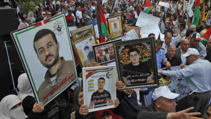 Palestinos protestan para exigir la liberación de los prisioneros en las cárceles israelíes.