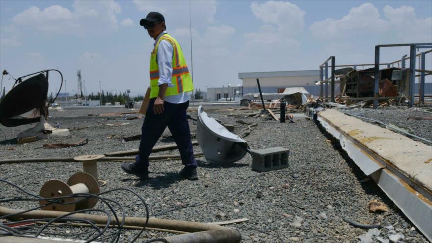 Un trabajador inspecciona daños en el aeropuerto saudí de Abha tras un ataque lanzado por Yemen, 13 de junio de 2019. (Foto: AFP)
