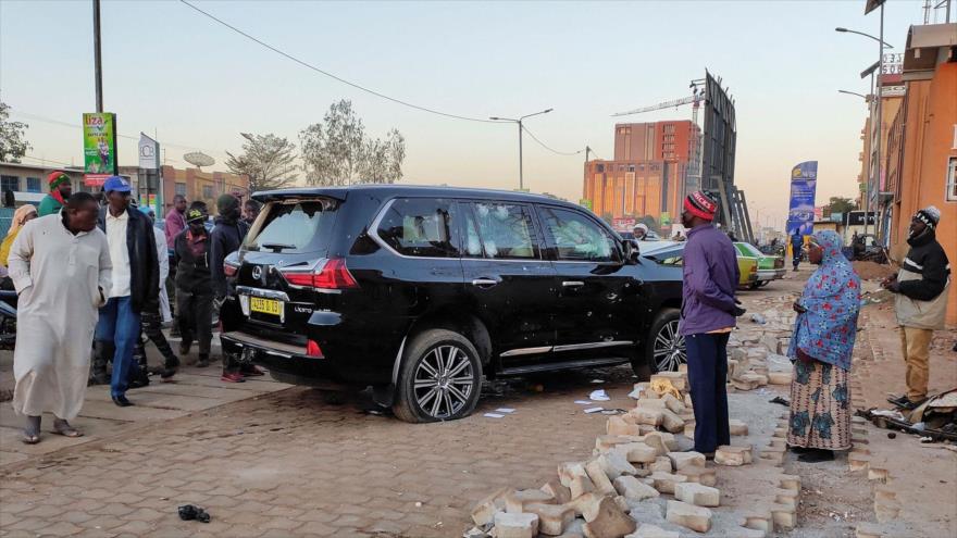 Coche dañado por disparos registrados cerca de la residencia del presidente Roch Kabore en Ouagadougou, Burkina Faso, 24 de enero de 2022. (Foto: Reuters)