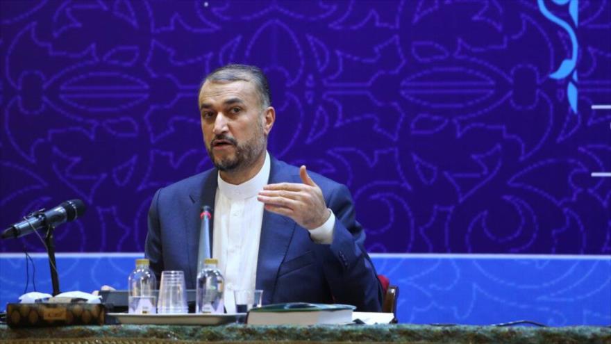 El canciller iraní, Hosein Amir Abdolahian, habla en una conferencia en Teherán, la capital, 24 de enero de 2022. (Foto: IRNA)