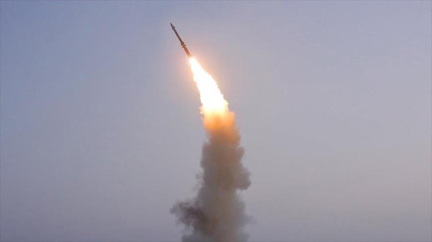 Un misil antiaéreo desarrollado por Corea del Norte se ve durante una prueba, 1 de octubre de 2021. (Foto: KCNA)