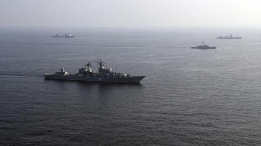 Buques militares de Irán, Rusia y China durante un ejercicio conjunto en el océano Índico, 21 de enero de 2022. (Foto: AP)