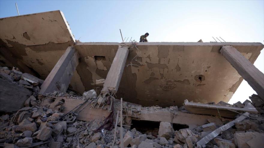 Escombros de un edificio en Saná, capital de Yemen, tras una incursión de aviones de la llamada coalición saudí.