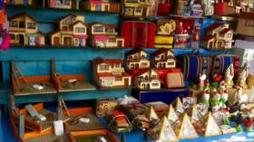 Feria tradicional de miniaturas Alasita arranca en Bolivia