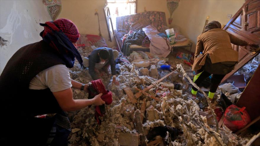 Yemeníes inspeccionan los daños causados por ataques aéreos de Arabia Saudí a Saná, 18 de enero de 2022. (Foto: AFP)
