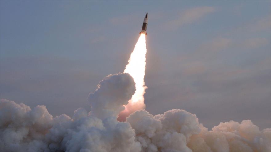 Lanzamiento de un misil guiado táctico en Corea del Norte, 17 de enero de 2022.