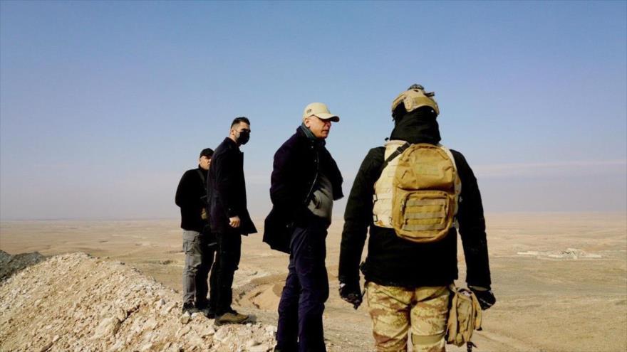 El primer ministro iraquí, Mustafa al-Kazemi (2.º de dcha.), visita la frontera común con Siria, 26 de enero de 2022. (Foto: Twitter)