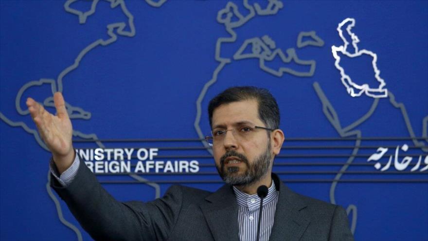 El portavoz de la Cancillería iraní, Said Jatibzade, habla con la prensa, Teherán, 24 de enero de 2022. (Foto: IRNA)