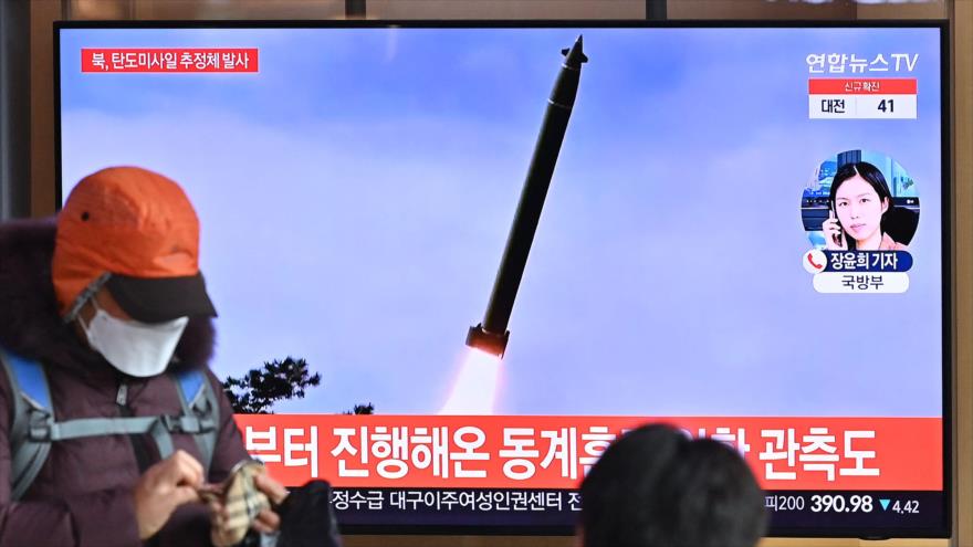 Una pantalla muestra un lanzamiento de misiles de Corea del Norte en una estación de ferrocarril, Seúl, 5 de enero de 2022. (Foto: AFP)
