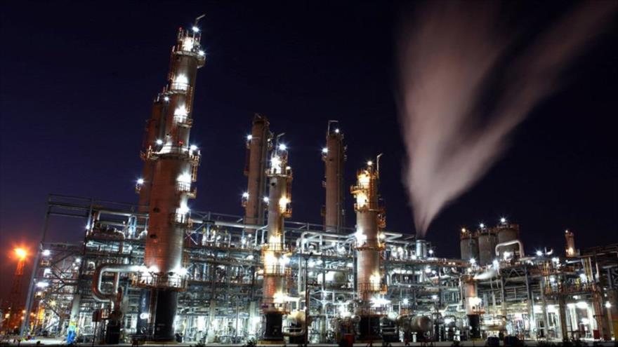 Una vista general de la refinería de petróleo de Abadan, en el suroeste de Irán.
