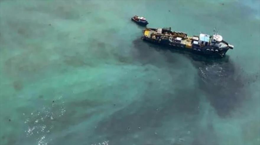 Una segunda fuga de crudo en la costa de Callao en Perú se produjo mientras se realizaban labores en un ducto submarino de la refinería de Repsol, 25 de enero de 2022. (Foto: AFP)