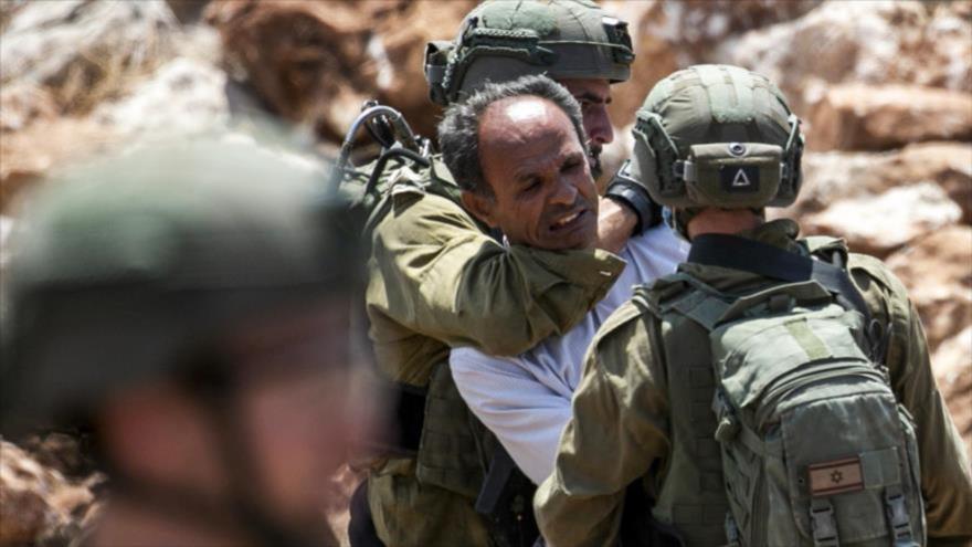 Soldados israelíes detienen a un manifestante palestino en Cisjordania. 20 de agosto de 2020. (Foto: AFP)