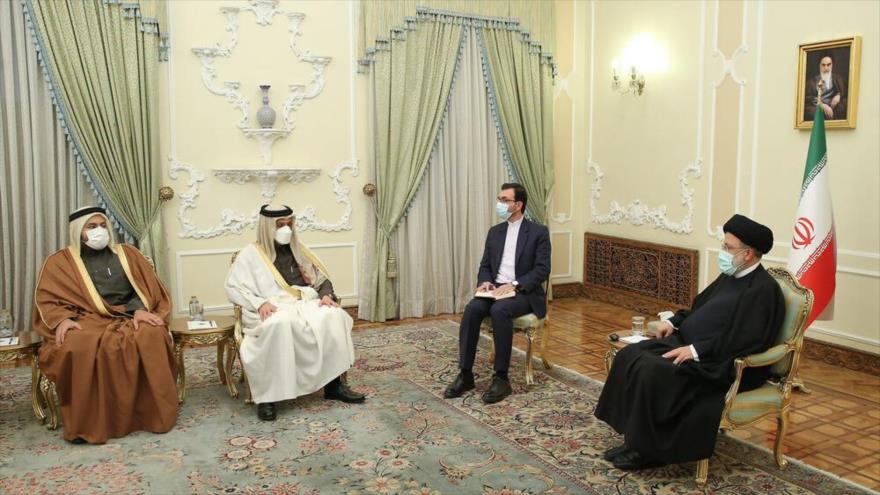 Presidente iraní, Seyed Ebrahim Raisi (dcha.), se reúne con los funcionarios cataríes en Teherán, capital persa, 27 de enero de 2022. (Foto: IRNA)