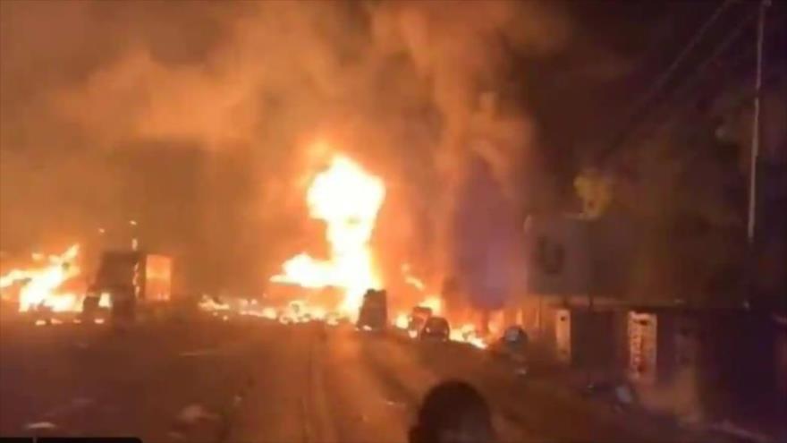 Incendio en un depósito de combustible de Abu Dhabi National Oil Co. por ataque aéreo de Yemen contra Emiratos Árabes Unidos, 17 de enero de 2022.