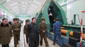 Fotos: Kim inspecciona fábrica de “importante sistema de armas”