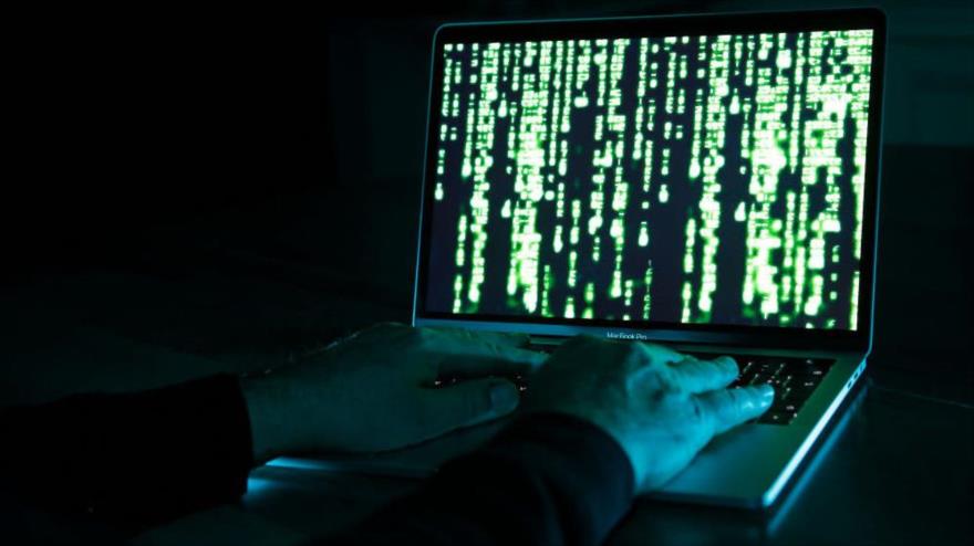 Imagen ilustrativa muestra a una persona que proyecta un código cibernético.