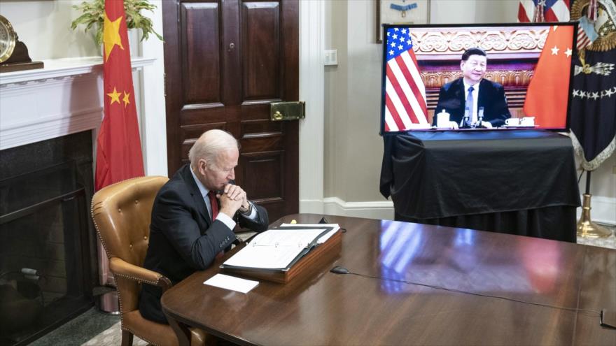 El presidente de EE.UU., Joe Biden, (izq.) habla virtualmente con el su par chino, Xi Jinping, desde la Casa Blanca, 15 de noviembre. (Foto: Yonhap)