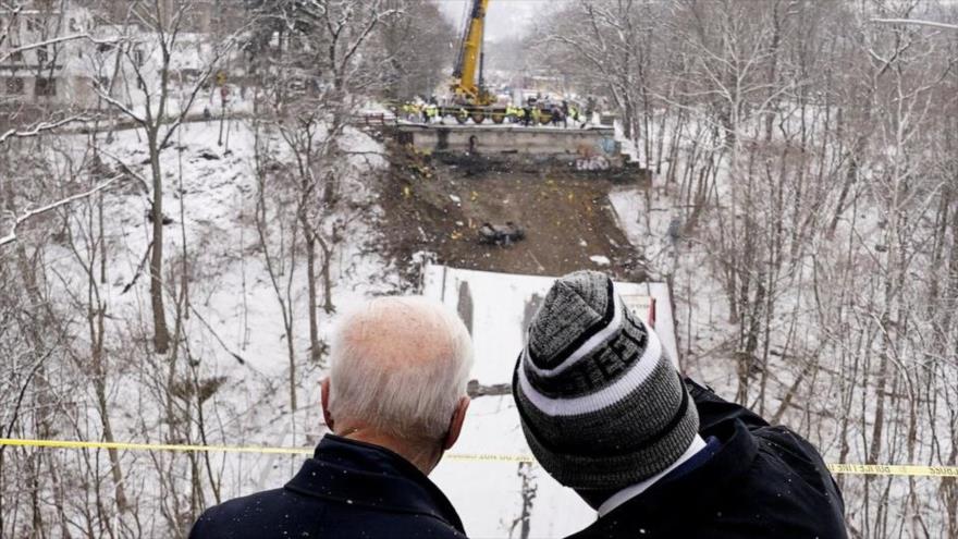Presidente de EE.UU., Joe Biden (izda.), y alcalde de Pittsburgh observan el lugar donde se derrumbó un puente, 28 de enero de 2022. (Foto: Reuters)