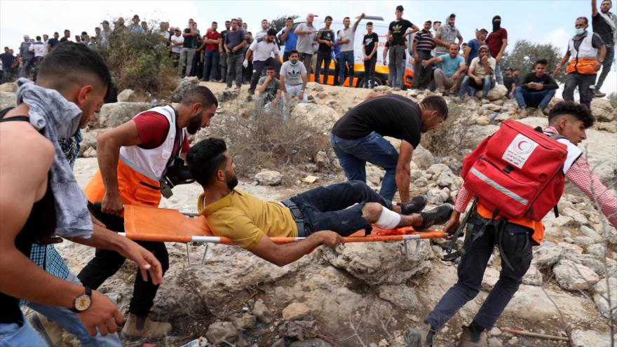 Los paramédicos trasladan a un manifestante palestino herido en la zona de Beita en el sur de Nablus, en la Cisjordania ocupada. (Foto: AFP)