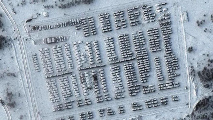 Tanques y otros vehículos militares del Ejército ruso, desplegados en Yelnya (este de Rusia), 19 de enero de 2022. 
