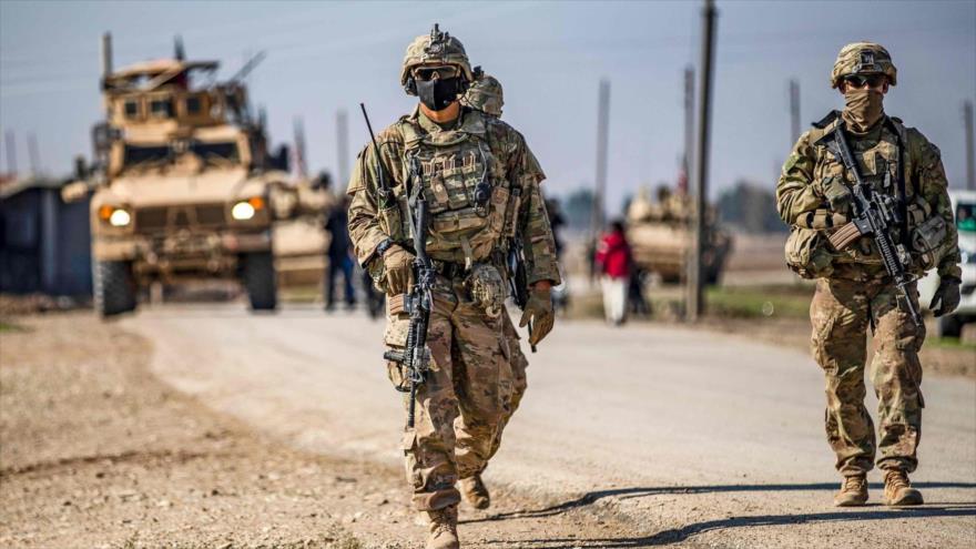 Soldados estadounidenses patrullan cerca de la aldea de Tal Alo, en la provincia de Al-Hasaka, noreste de Siria, 18 de noviembre de 2020. (Foto: AFP)