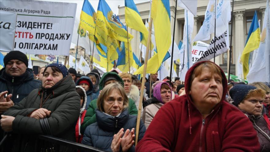 Los ucranianos protestan contra las posturas del mandatario, Vladímir Zelenski.
