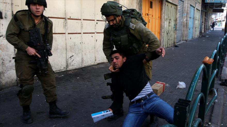 Fuerzas israelíes detienen a un palestino, Cisjordania, 10 de diciembre de 2017. (Foto: Reuters)