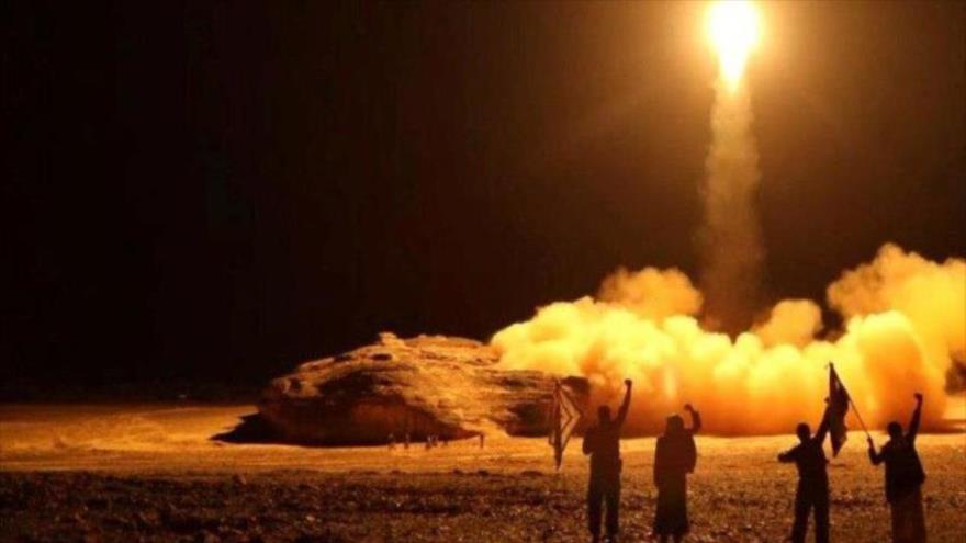 El momento de lanzamiento de un misil yemení contra los agresores.