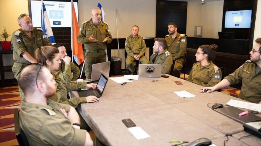 Miembros del comando de la retaguardia de las fuerzas de guerra del régimen de Israel durante una reunión.