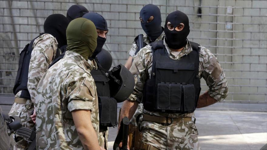 Fuerzas de seguridad libanesas montan guardia durante una redada, Beirut, 8 de marzo de 2017. (Foto: AP)