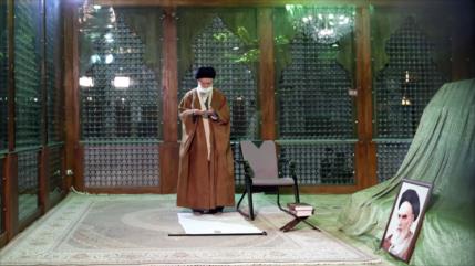 Líder de Irán rinde homenaje al fundador de la República Islámica