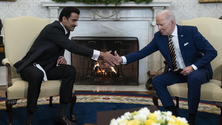 El presidente de EE.UU., Joe Biden (dcha.), y el emir catarí, Tamim bin Hamad Al Thani, en la Casa Blanca, 31 de enero de 2022. (Foto: AP)