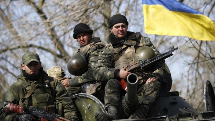 Soldados ucranianos sentados en un vehículo de combate cerca de Kramatorsk, en este de Ucrania, 16 de abril de 2014. (Foto: Reuters)