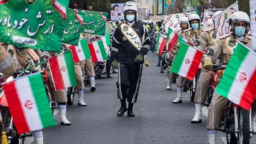 Militares del Ejército iraní realizan un desfile de motos en Teherán (capital) para conmemorar el 43.º aniversario de la Revolución Islámica, 1 de febrero de 2022. (Foto: Tasnim)