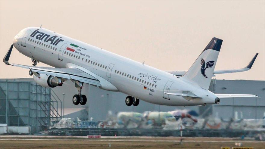 Un avión de pasajeros de la aerolínea nacional iraní Iran Air despega del aeropuerto internacional de Imam Jomeini, al sur de Teherán, capital de Irán.