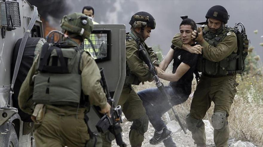 Soldados israelíes detienen brutalmente a un joven palestino. (Foto: Getty)